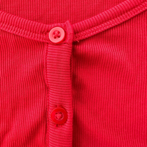 ARITZIA (Sunday best) tee with button detail - Picture 3 of 3